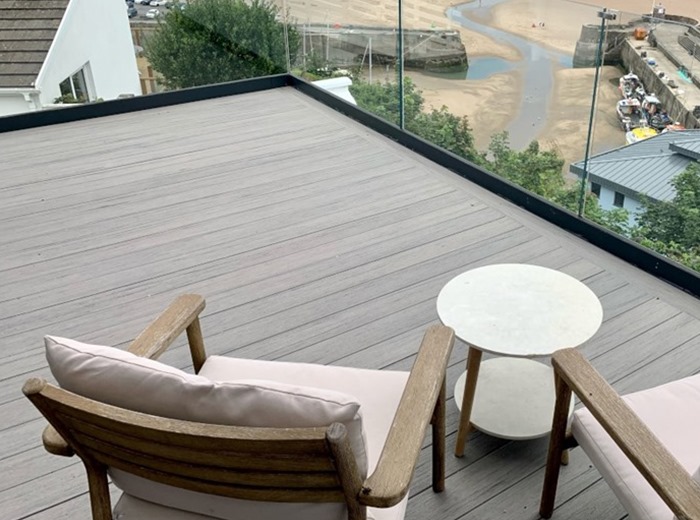 easyclean-edge–sea-salt-grey image of composite decking used on a balcony